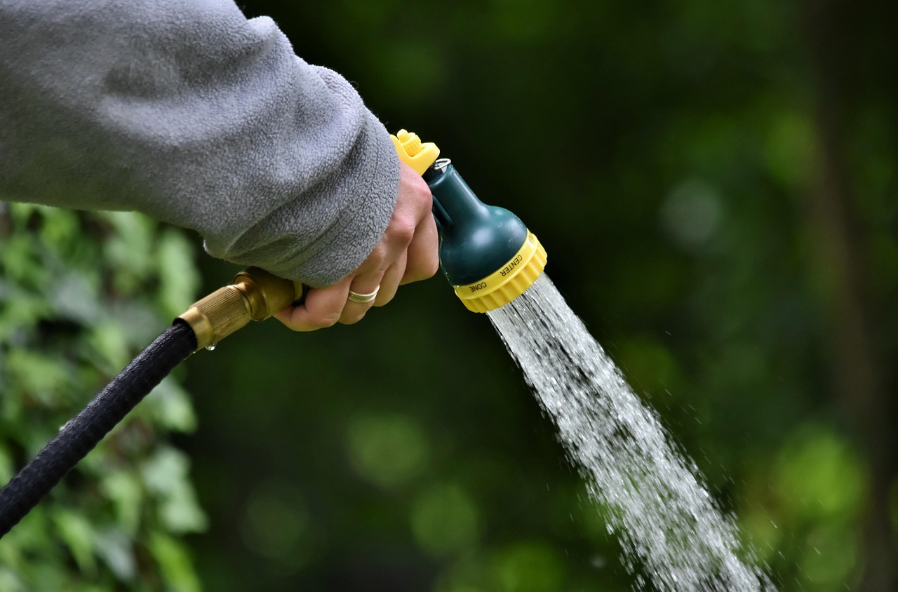 Pourquoi installer un système d'arrosage automatique dans son jardin et comment procéder ? système d'irrigation automatique pour un arrosage efficace et économique de vos plantations, adapté à tous types de jardins et cultures.