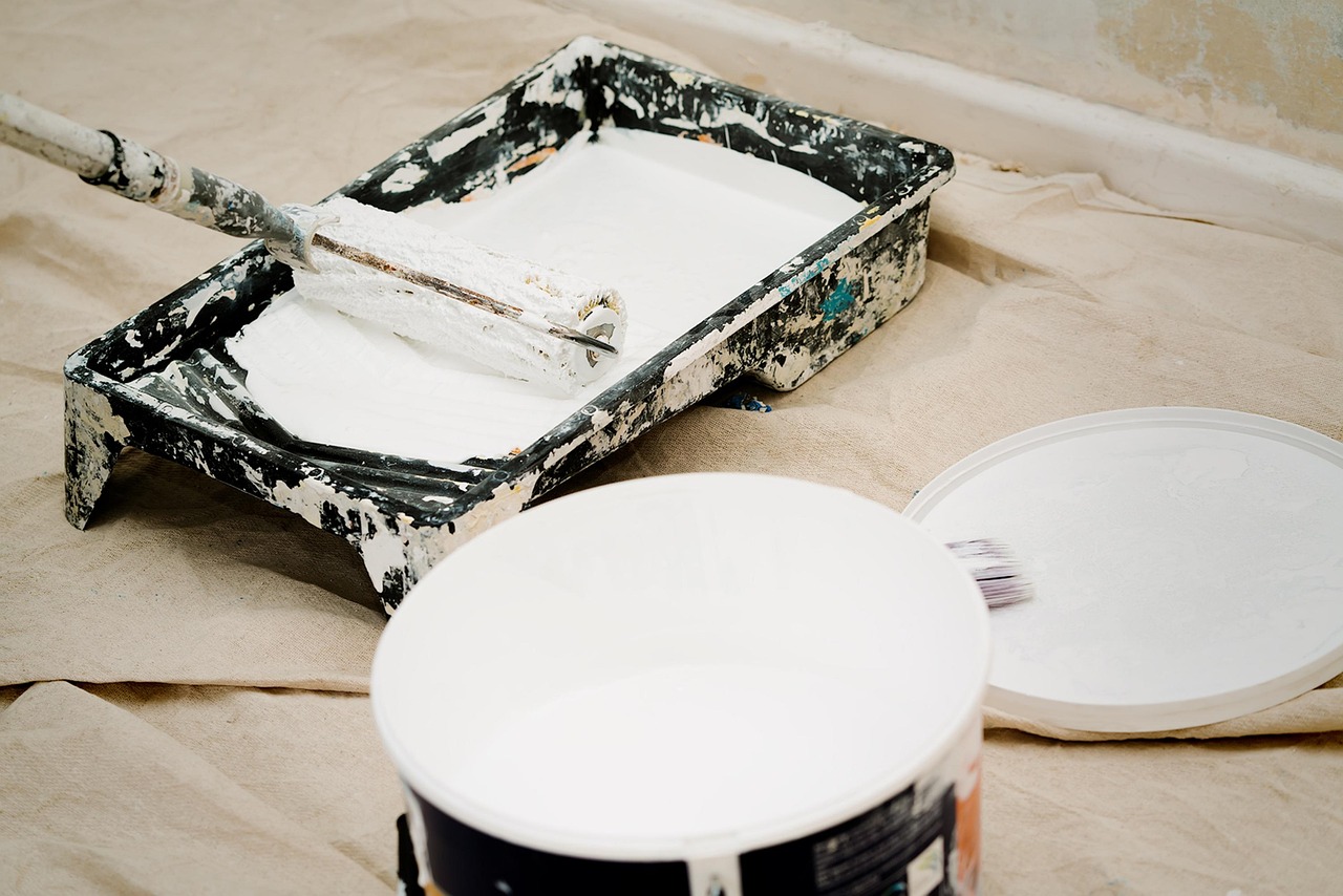 Quelle peinture choisir pour une pièce humide comme la salle de bain ou la cuisine ? peinture résistante à l'humidité offrant une protection durable contre l'eau et les moisissures pour des surfaces propres et préservées.