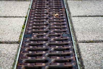 Installer une gouttière : tout ce qu’il faut savoir pour bien débuter